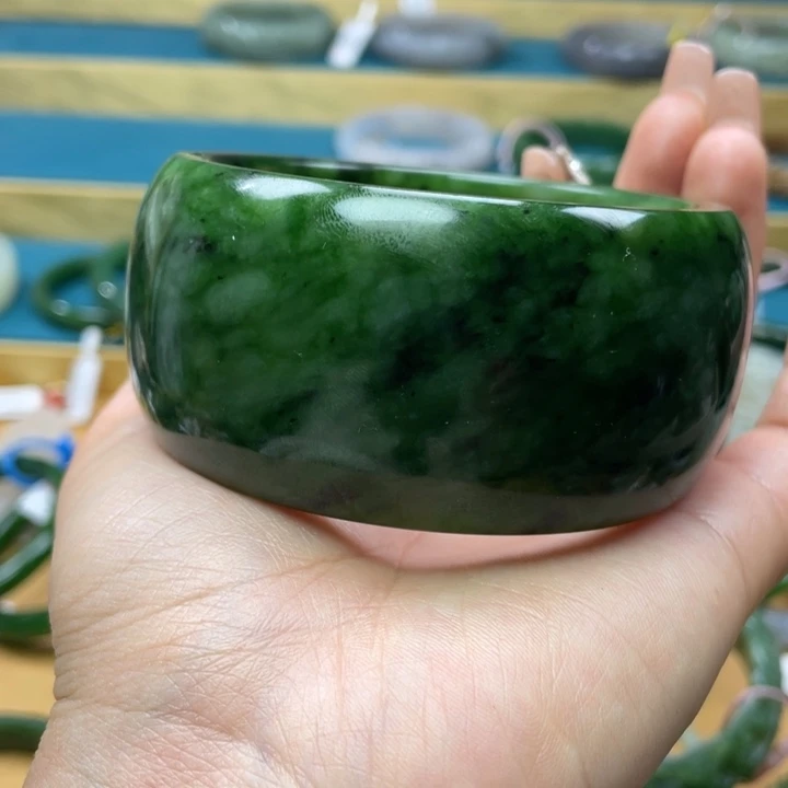 和田玉手镯64圈口。编号52未镶嵌