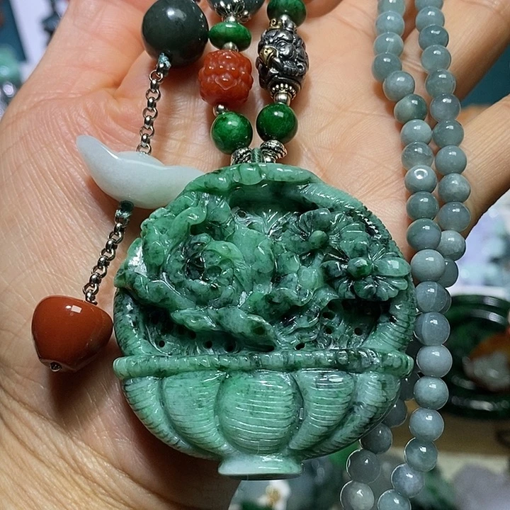 翡翠未镶嵌吊坠(赠链)