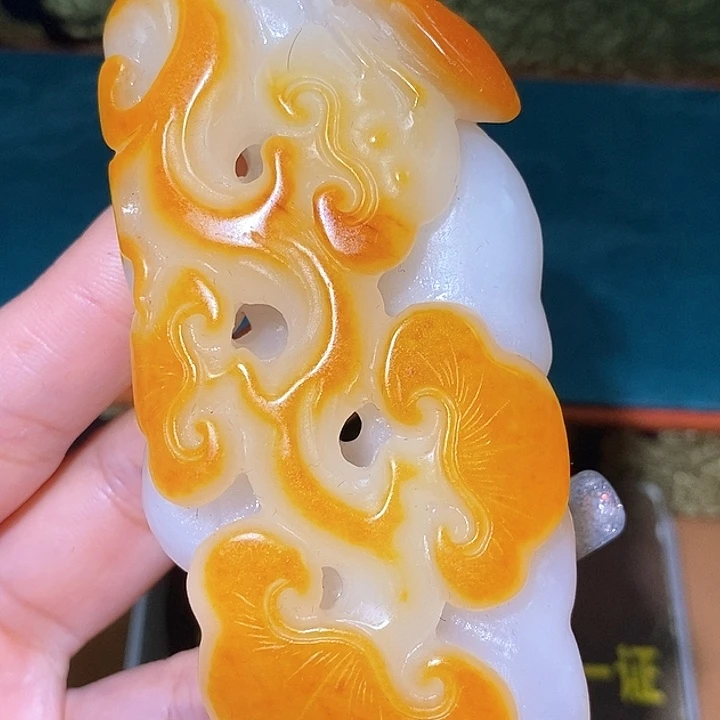 两***人颈饰未镶嵌和田玉