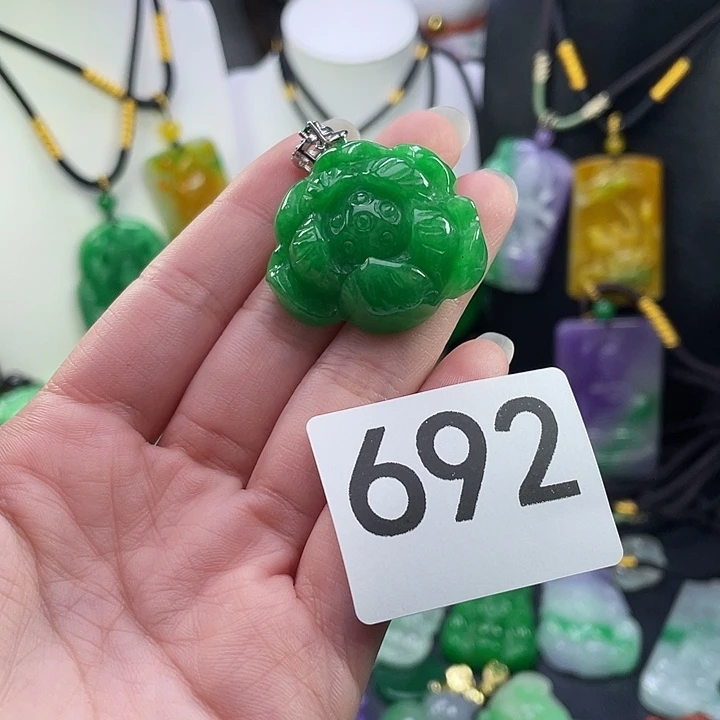 翡翠未镶嵌吊坠(赠链)