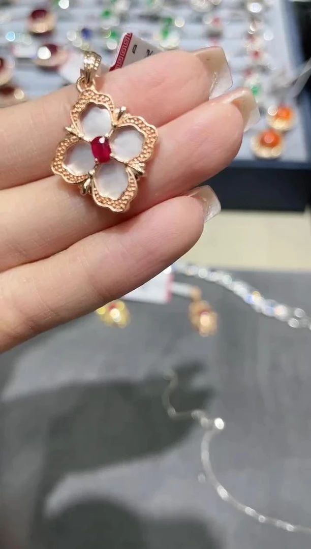 18K金镶嵌红宝石吊坠（不含链）