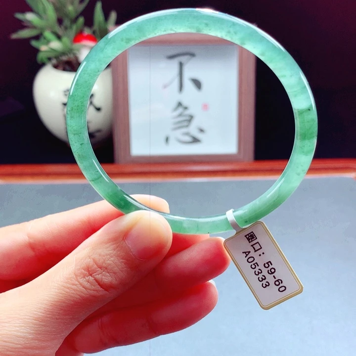 未镶嵌手镯翡翠圆镯