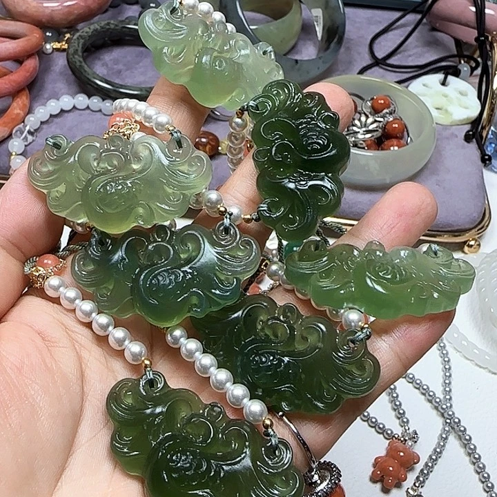 蛇纹石玉未镶嵌颈饰