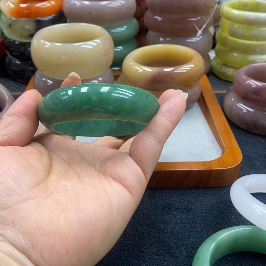 霞***物未镶嵌手镯石英质玉