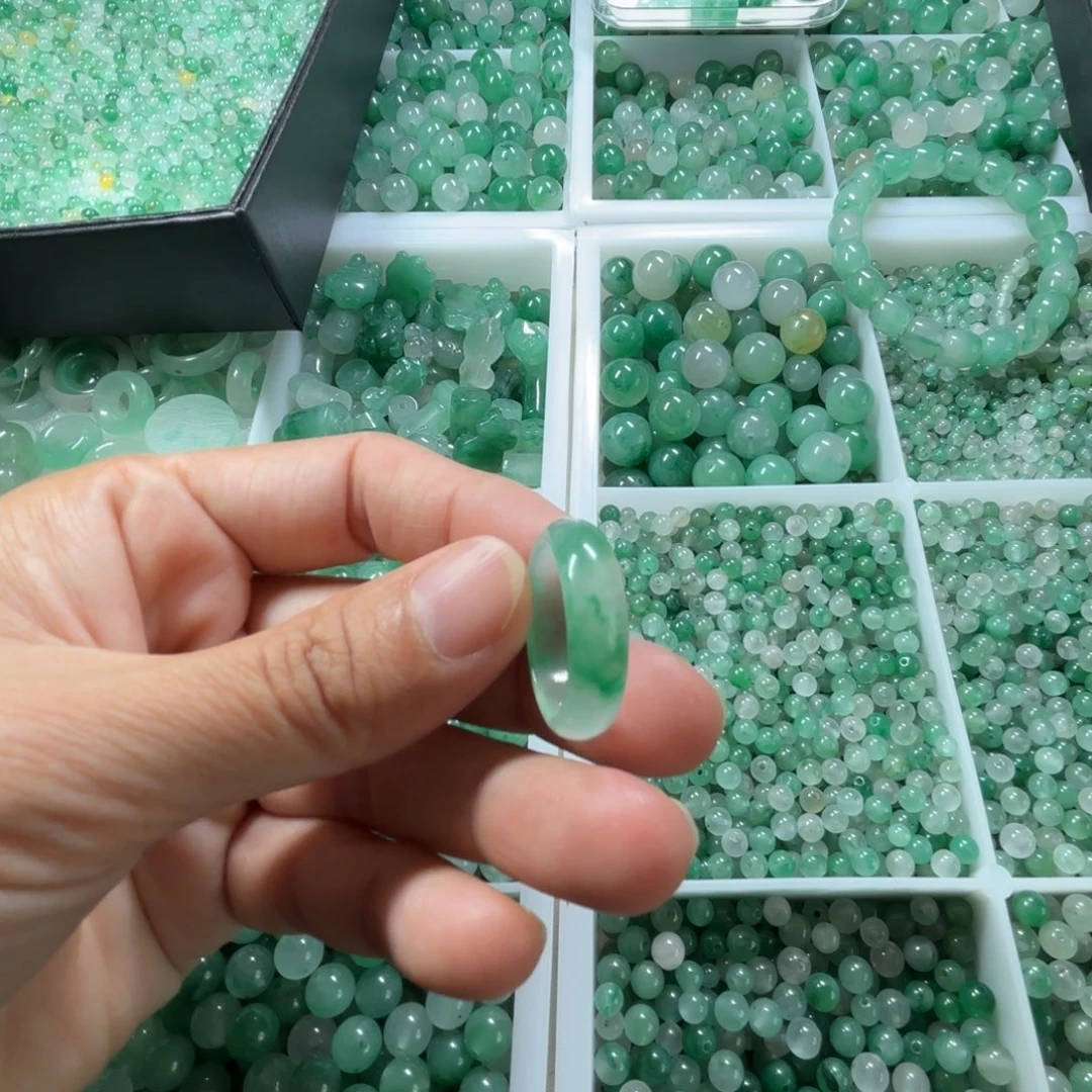 石英质玉（非洲翠）未镶嵌18号戒指有瑕