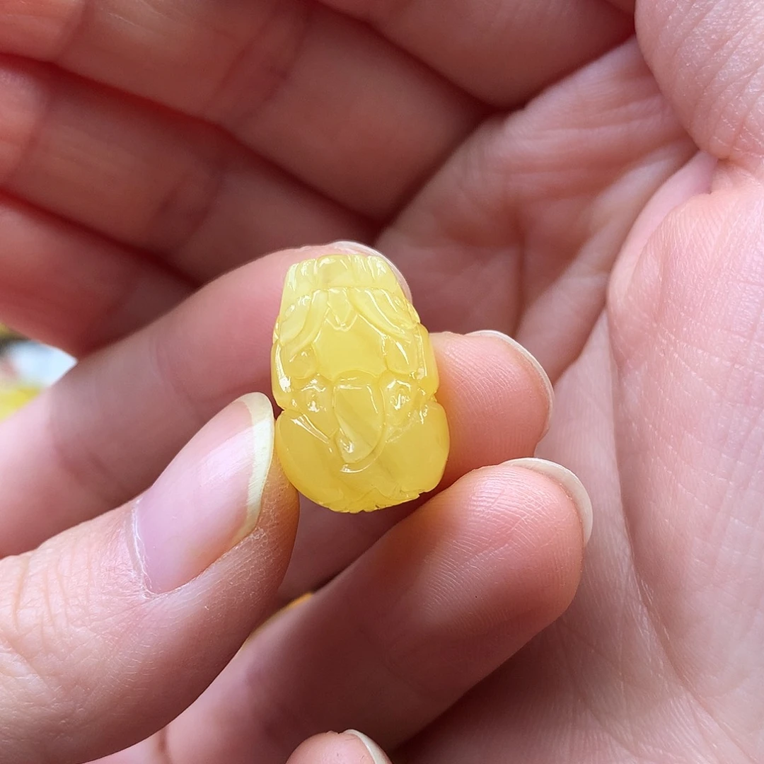 琥珀裸石未镶嵌连*貔貅