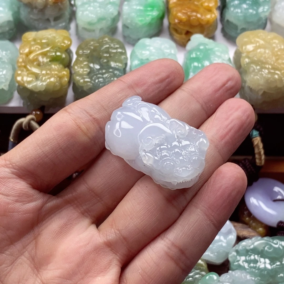 翡翠未镶嵌颈饰貔貅