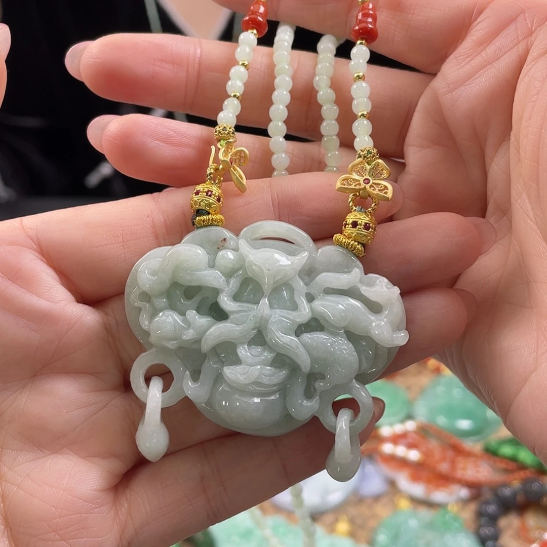 翡翠未镶嵌颈饰待编织