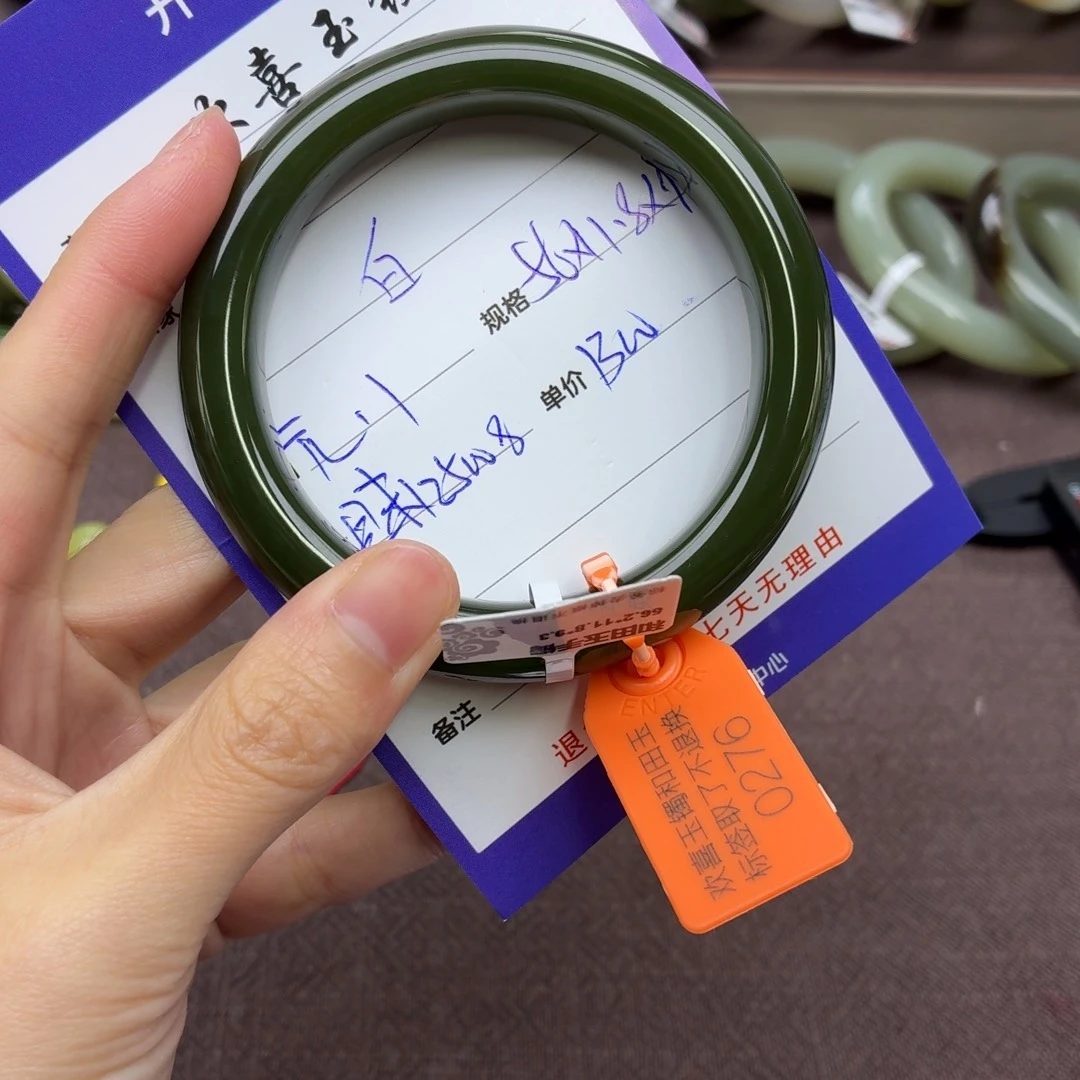 白***辰和田玉未镶嵌手镯