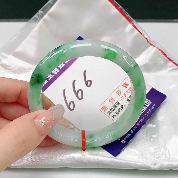 翡翠手镯未镶嵌翡翠手镯