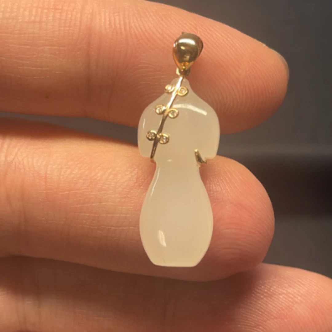 和田玉18k金镶嵌中国风旗袍款吊坠