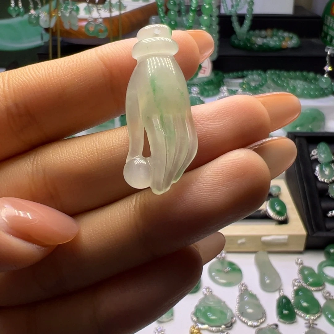 石英质玉（非洲翠）未镶嵌颈饰