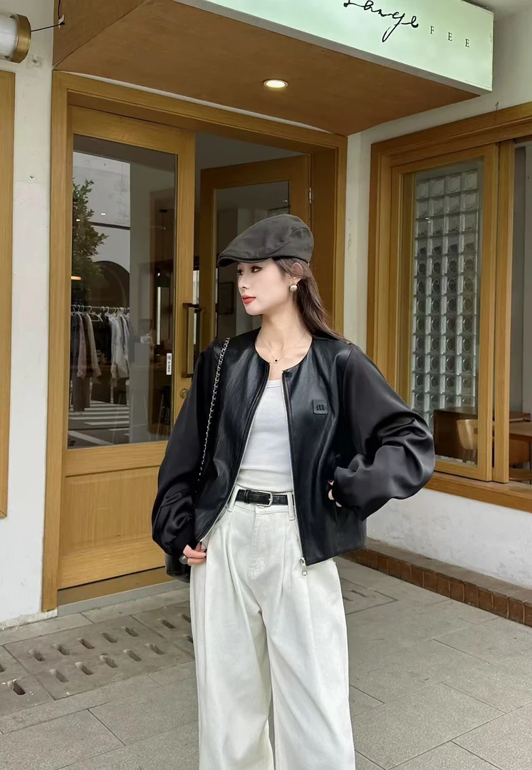 高级感黑色短款棒球服外套