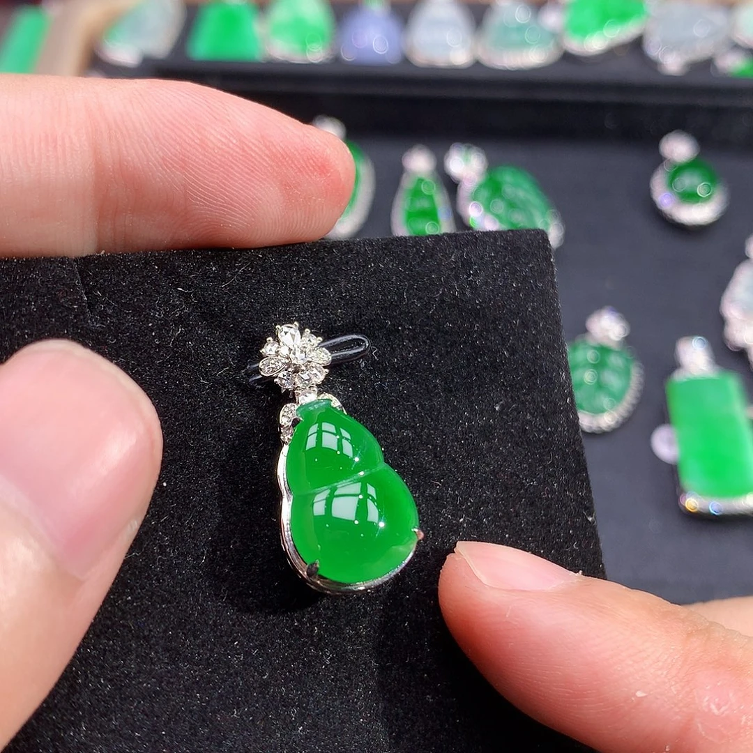 颈饰18K金镶嵌翡翠