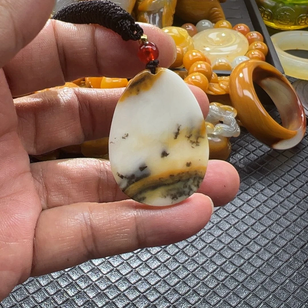 颈饰未镶嵌石英质玉