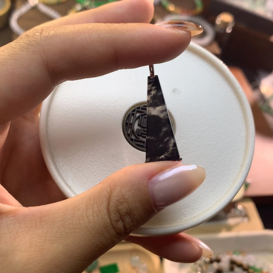 翡翠散珠意境冰乌鸡吊坠