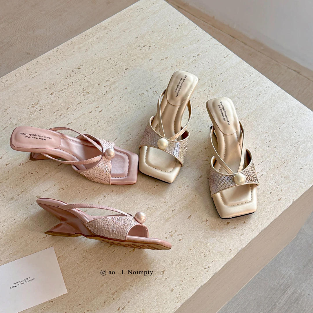 5cm鱼皮珍珠蝴蝶结法式坡跟露趾百搭外穿方头女一字拖凉拖女夏