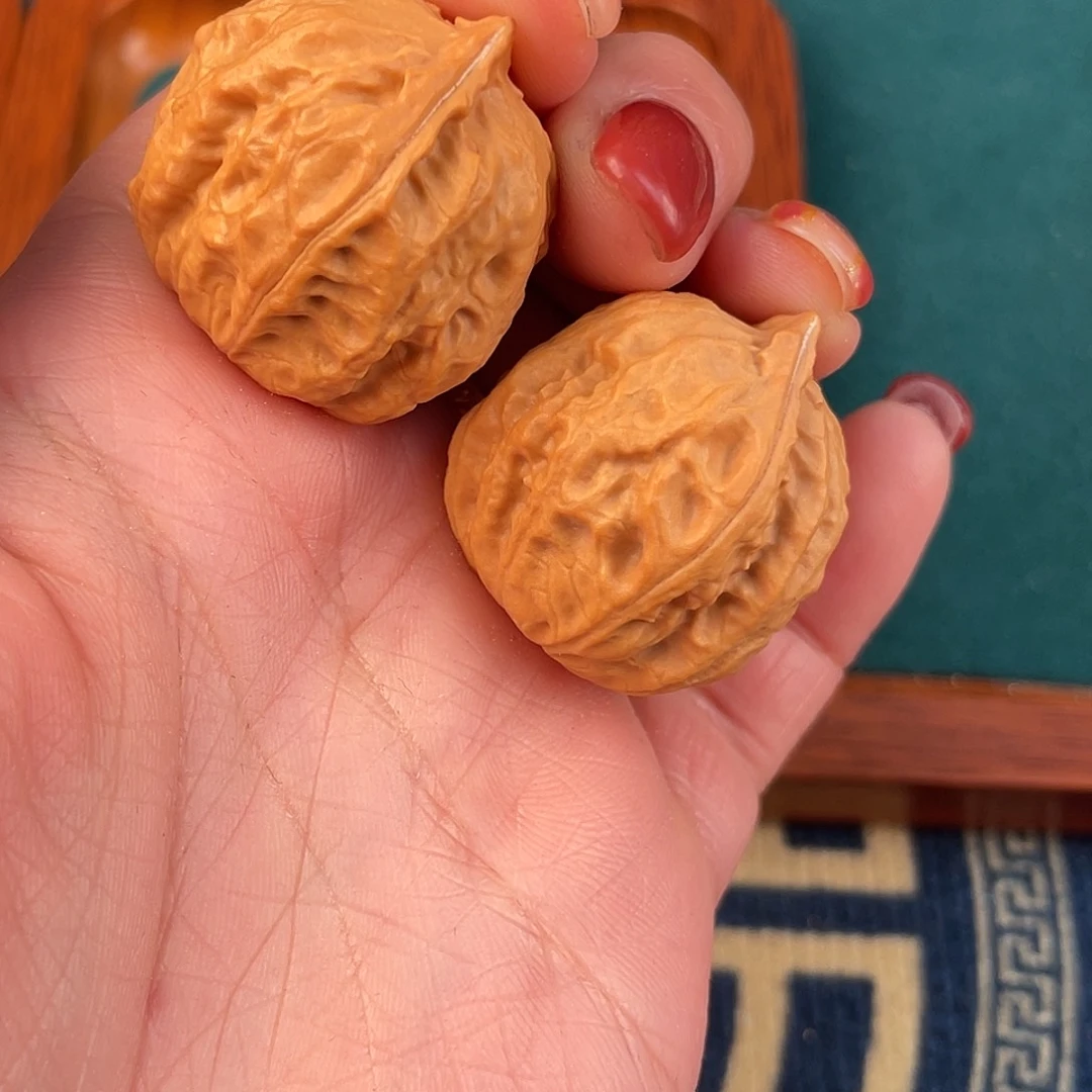 文玩核桃把件鸽血石