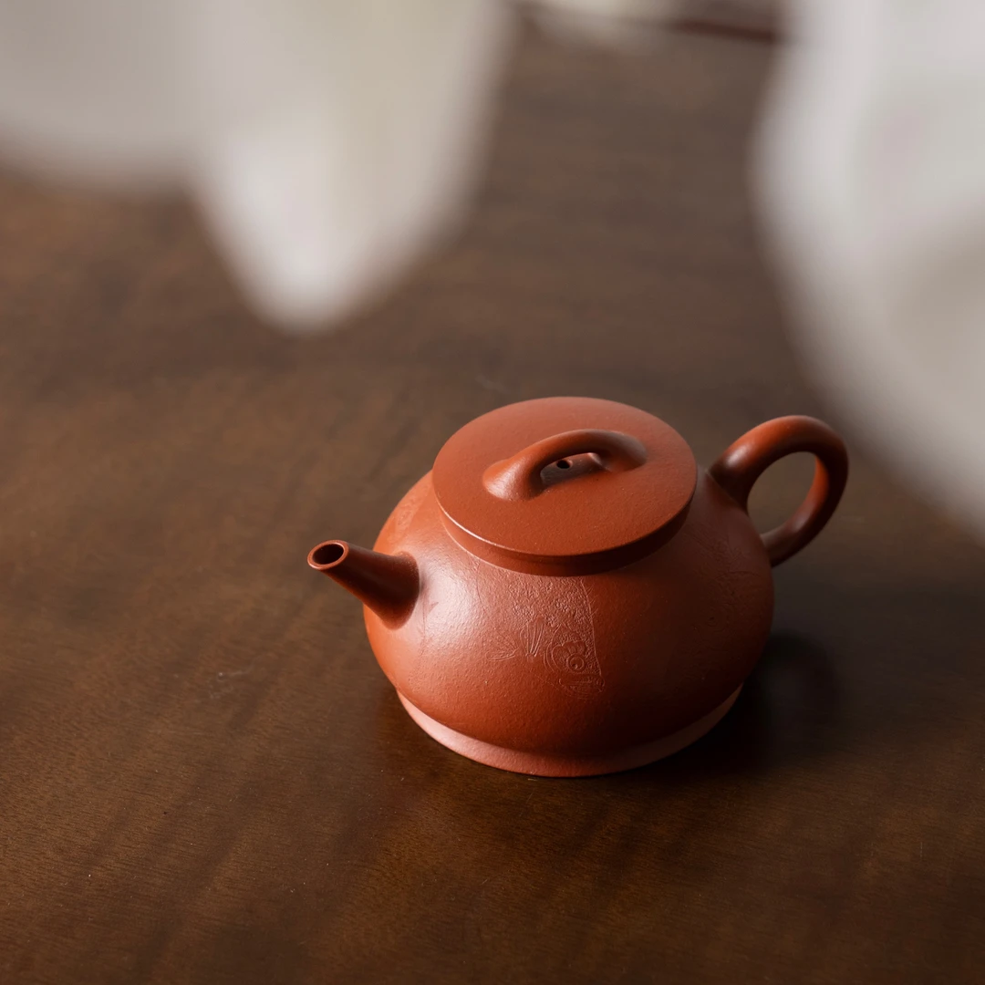 嘤嘤茶事｜青牧山房 岚刻绘 — “鱼趣系列“ 紫砂壶，朱泥，150cc