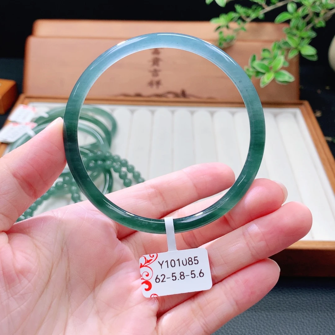 未镶嵌手镯（圆镯）翡翠