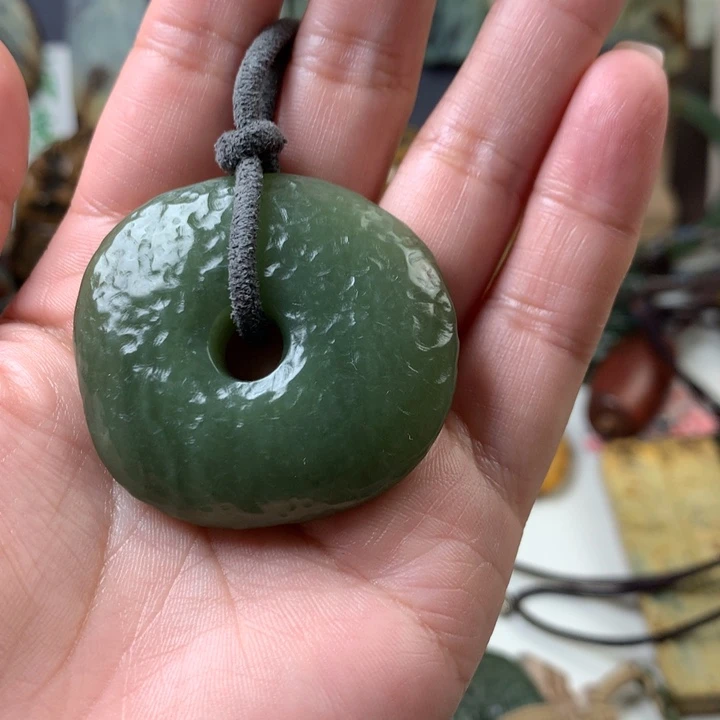 透闪石质玉挂件未镶嵌