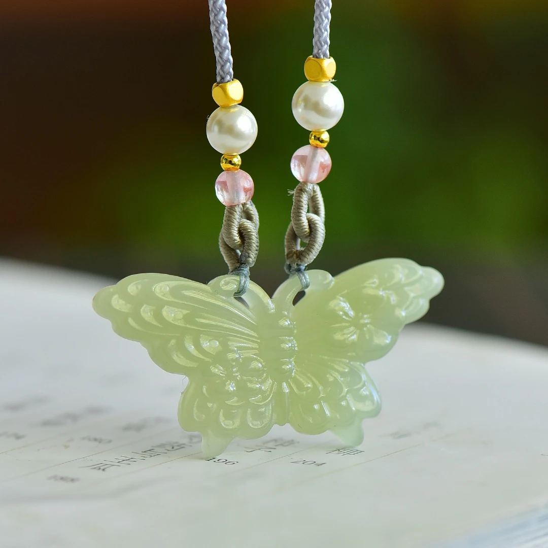 和田玉富贵蝶恋花吊坠 简单大气，时尚百搭，佩戴清新