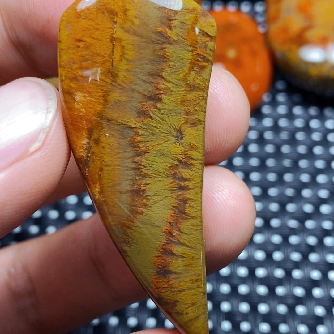 未镶嵌颈饰玛瑙/玉髓聆**月