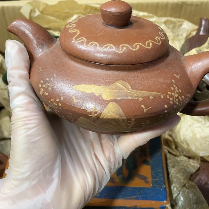 紫砂茶壶原矿泥料，纯手工制作的一把紫砂壶。