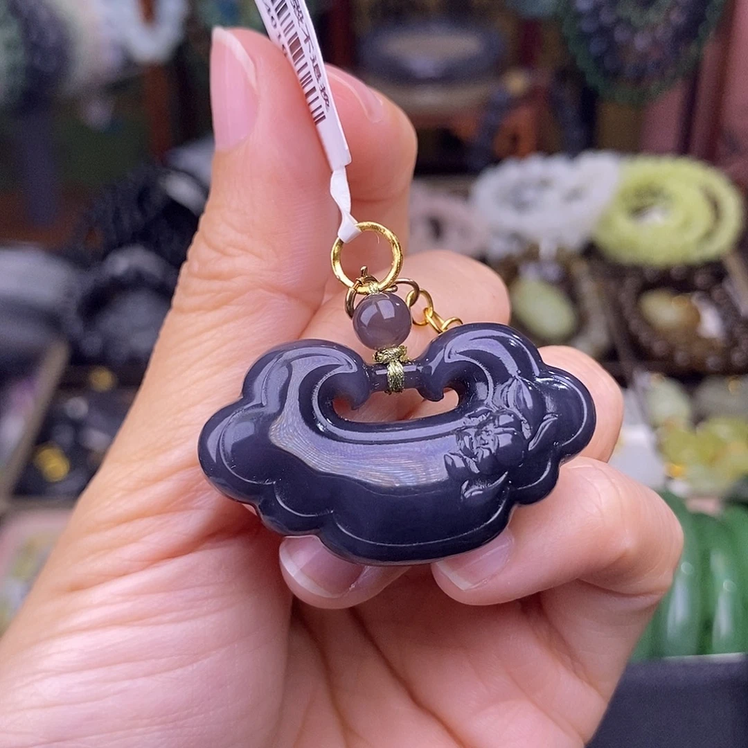 和田玉未镶嵌颈饰浓烟紫如意锁吊坠