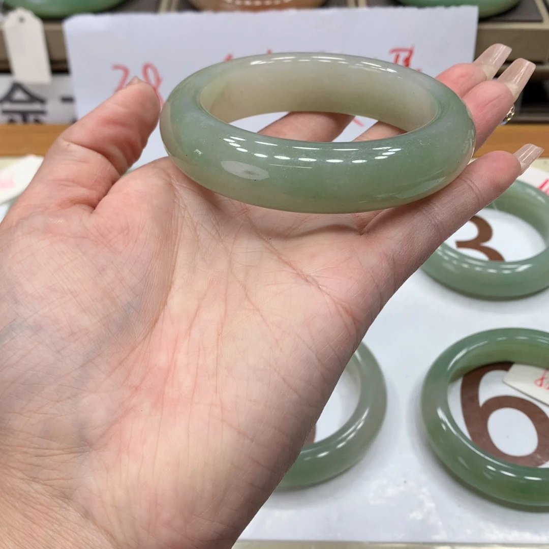 石英质玉手镯未镶嵌记*笑