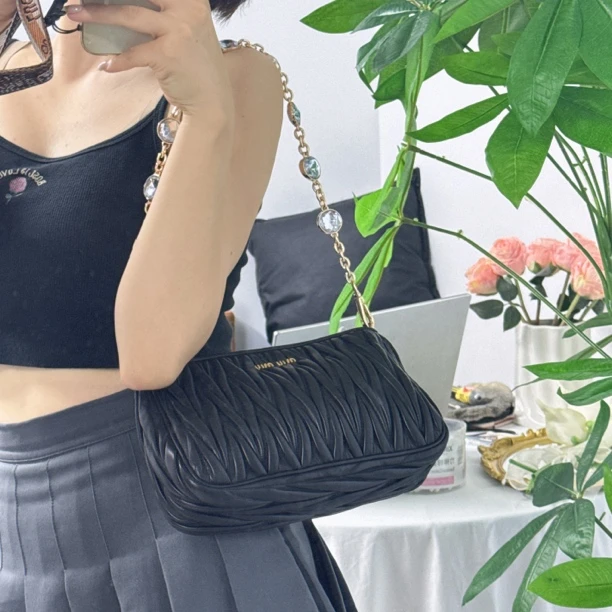 95新 MIU MIU/缪缪 黑色手拿包包褶皱包 /95新
