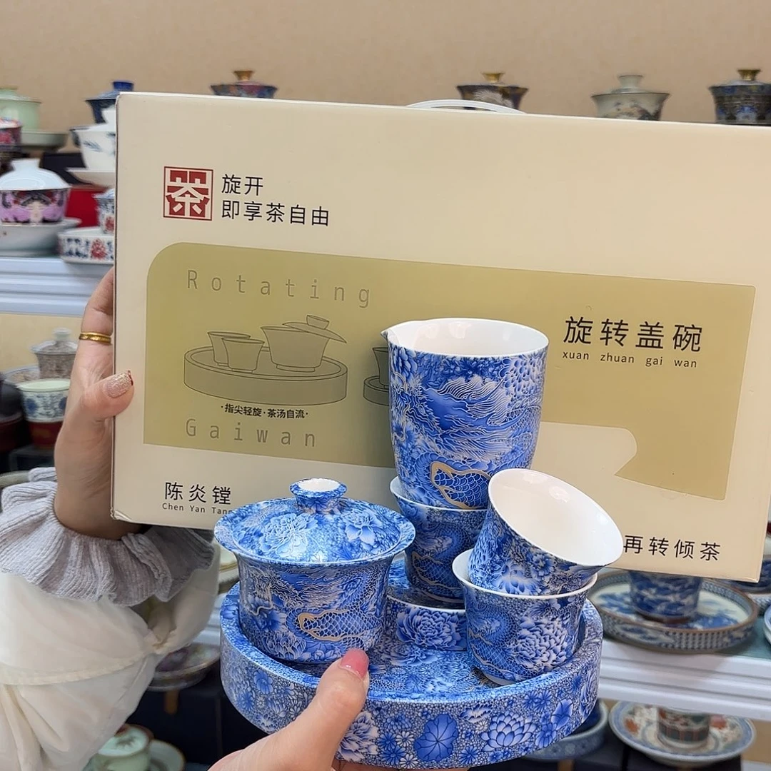 盖碗里放上适量水烧至