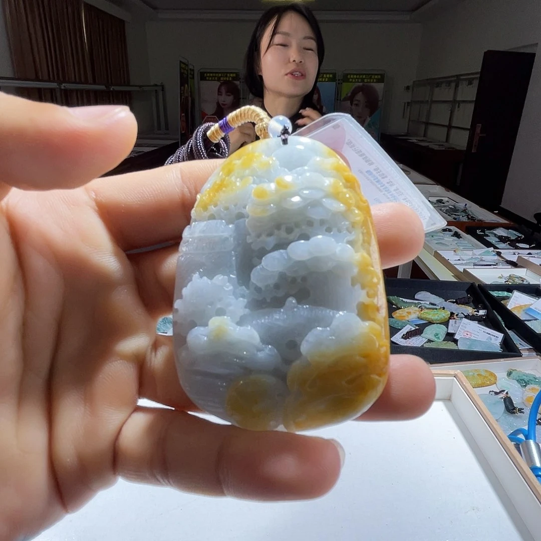 翡翠未镶嵌颈饰一个