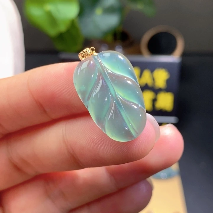 颈饰18K金镶嵌翡翠吊坠