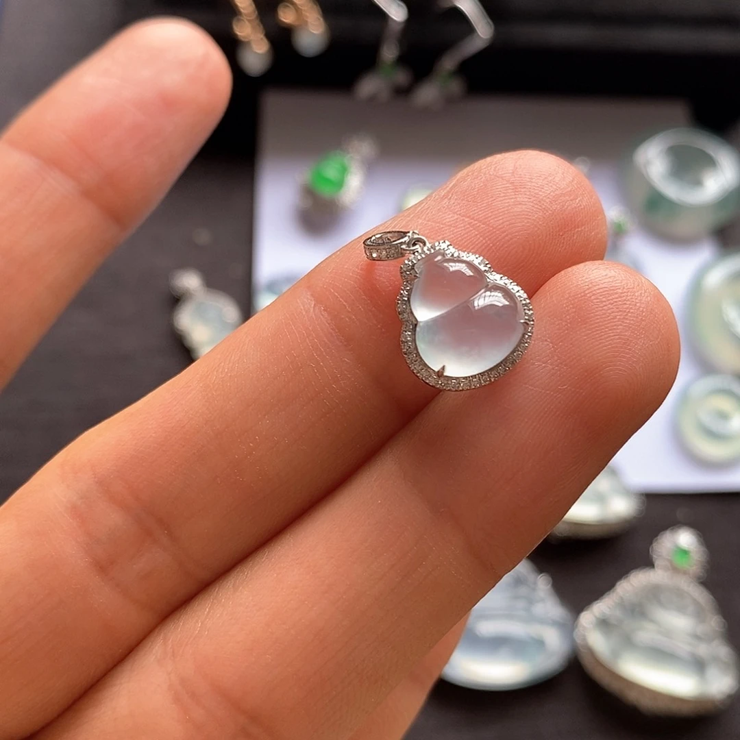 翡翠18K金镶嵌颈饰葫芦