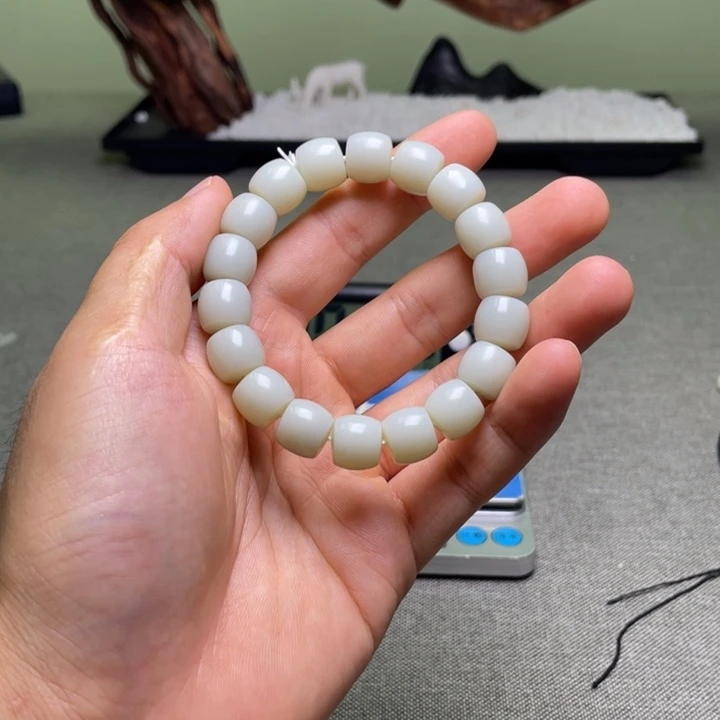 多****和田玉未镶嵌颈饰