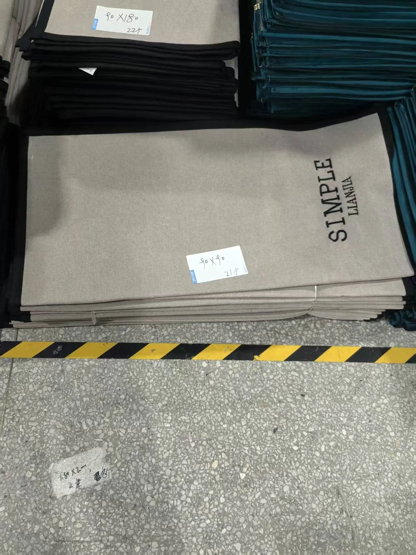 《厚广家》4楼90×90卡其色雪尼尔绣花防滑透气沙发垫 发1张