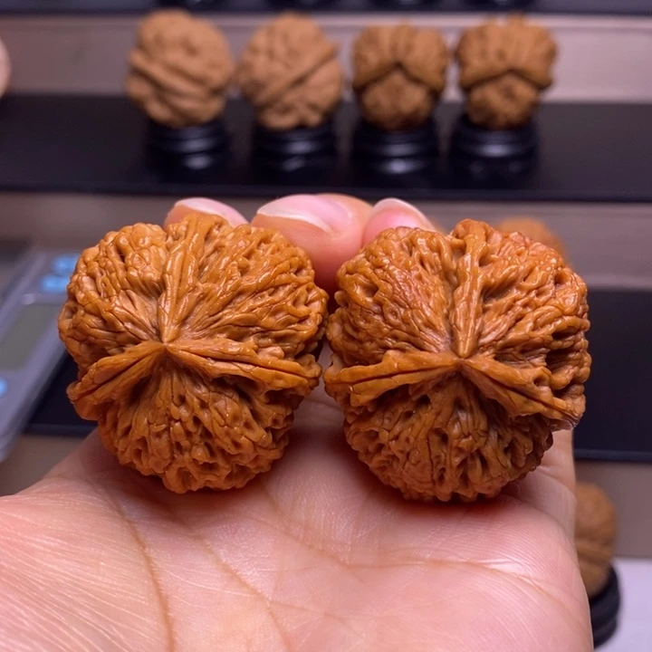 文玩核桃把件盘龙玉凤三楞35