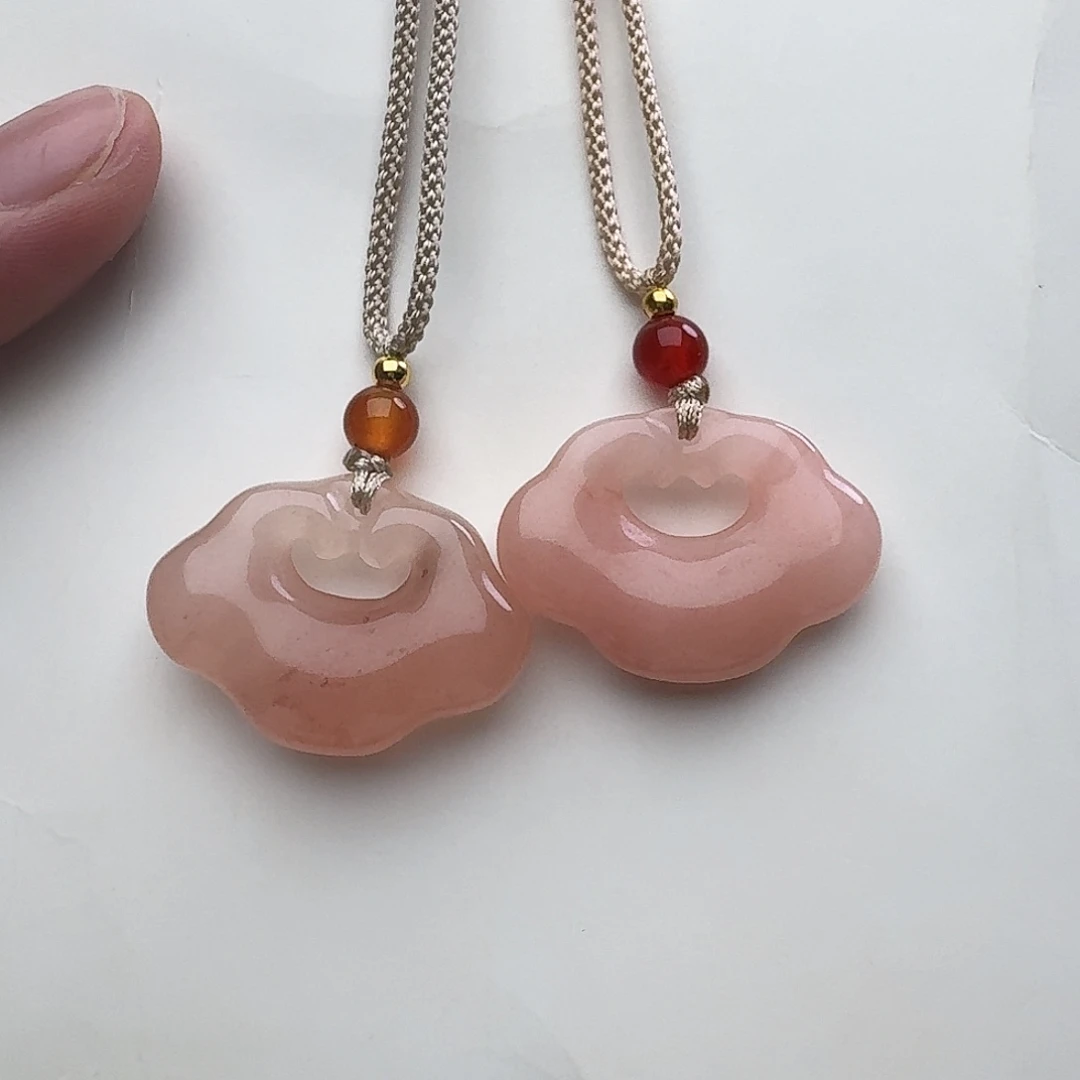 石英质玉未镶嵌颈饰如意锁