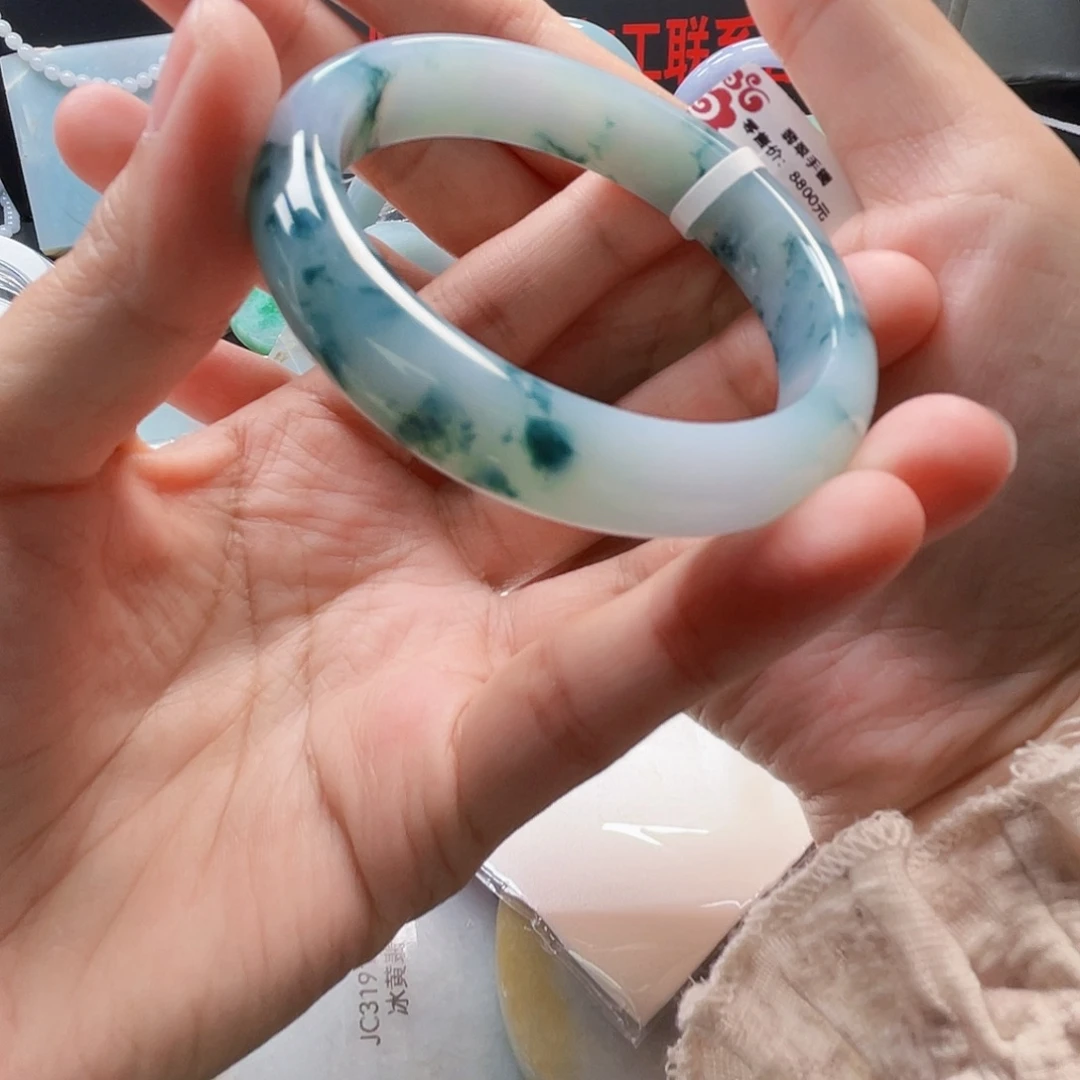 嗯***…翡翠未镶嵌颈饰翡翠