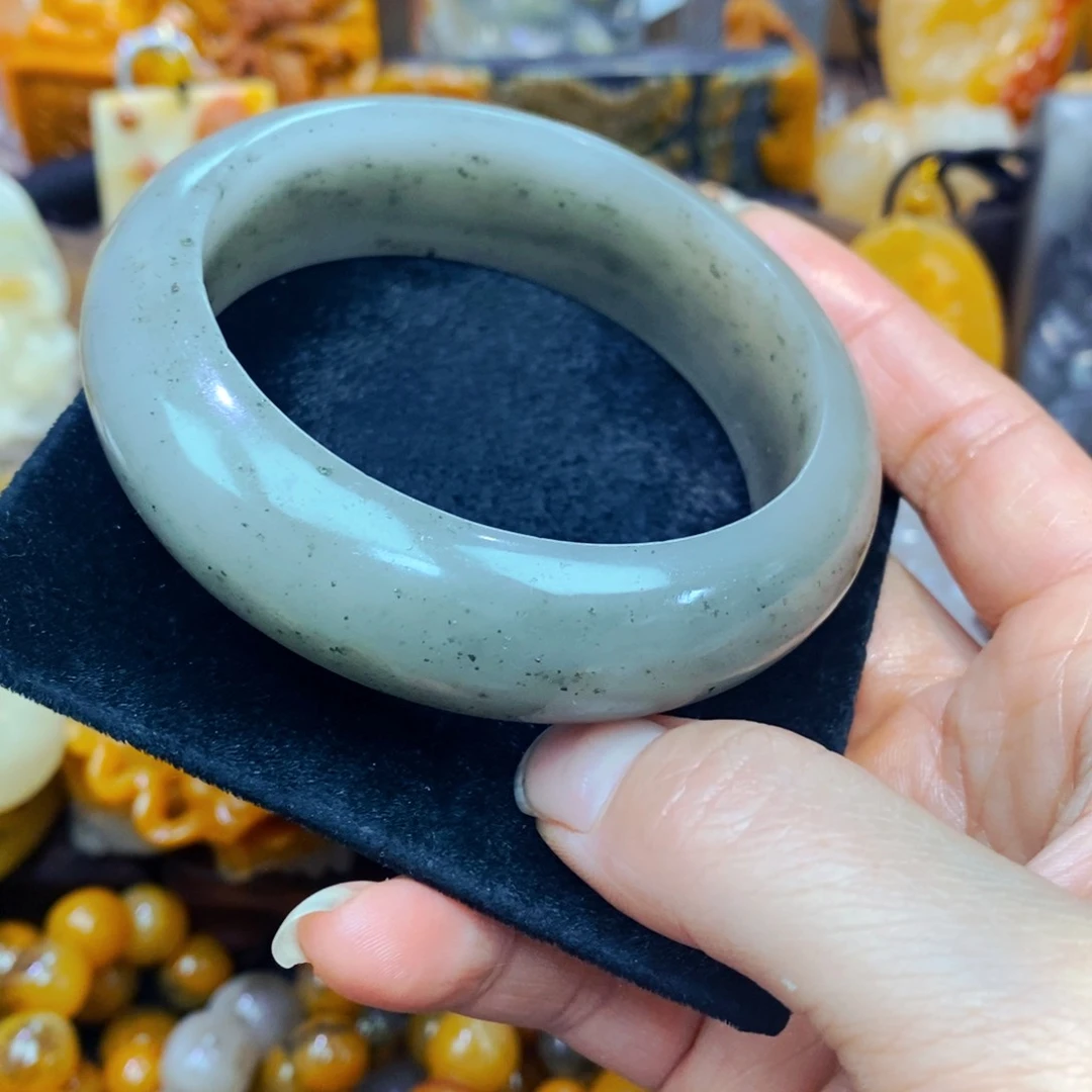 未镶嵌石英质玉（黄龙玉）颈饰