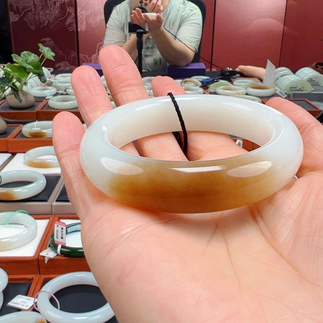 和田玉手镯未镶嵌匆**过