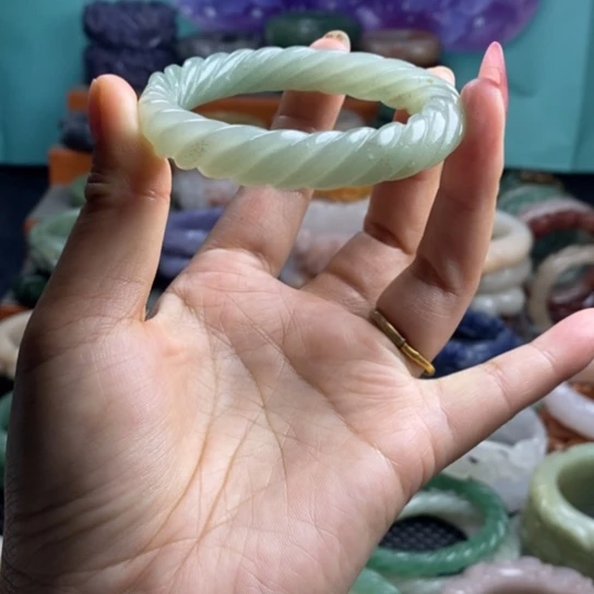 未镶嵌雕花手镯石英质玉