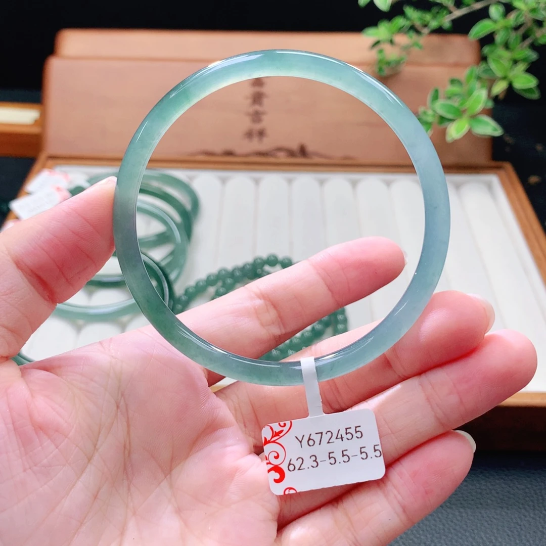 翡翠未镶嵌手镯（圆镯）