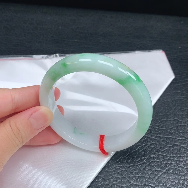翡翠手镯未镶嵌。