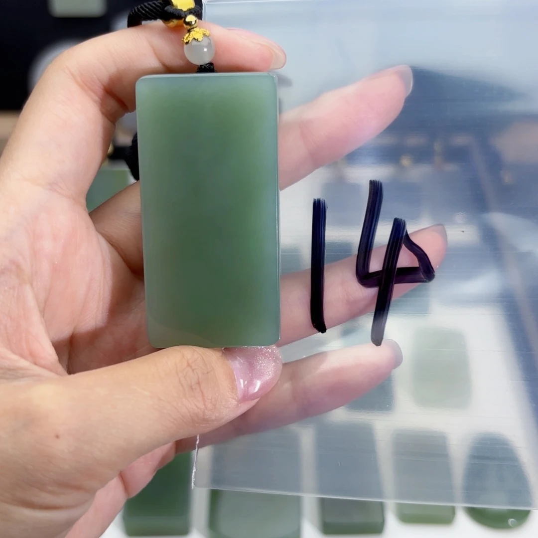 和田玉未镶嵌颈饰坚**己