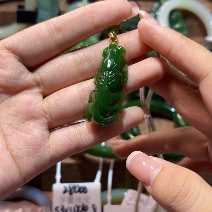 颈饰18K金镶嵌和田玉（碧玉）