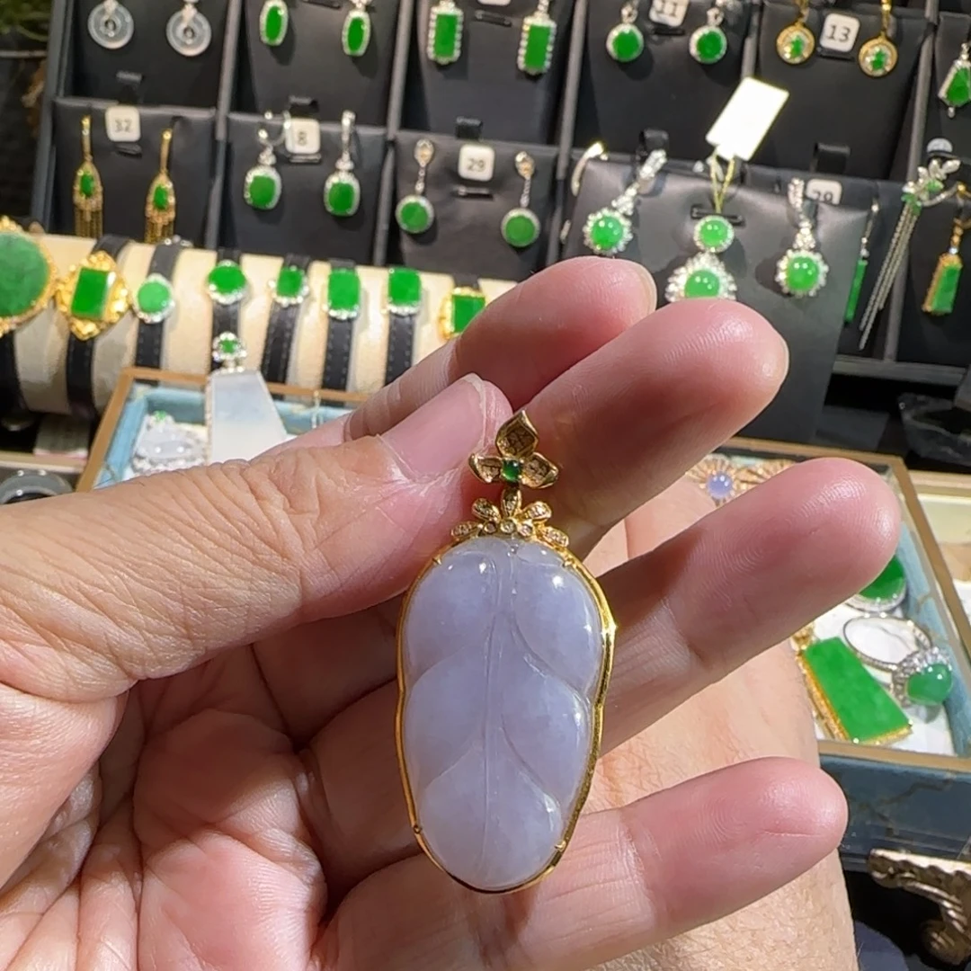 翡翠18K金镶嵌颈饰吊坠