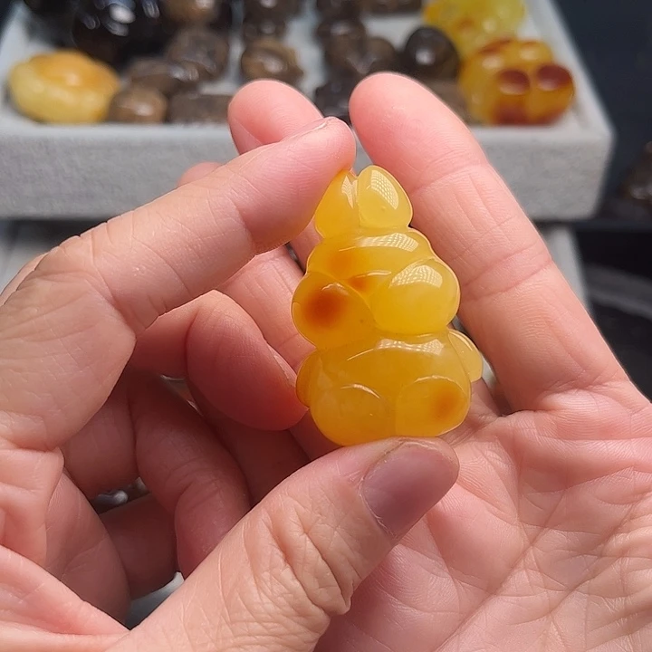 琥珀未镶嵌颈饰蜜蜡