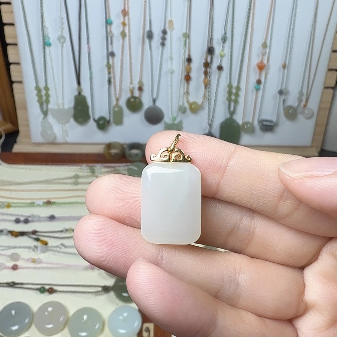 和田玉未镶嵌颈饰无事牌微瑕需包容